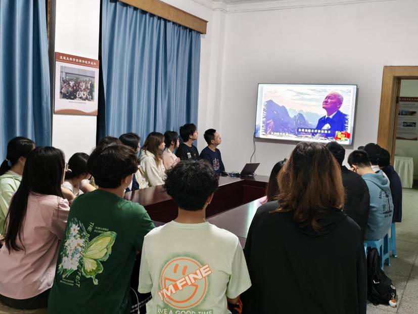 哈哈体育员工观看2024年“读懂中国”优秀作品展播